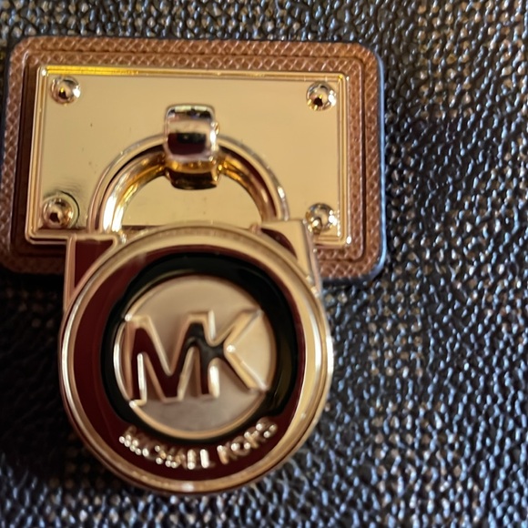 Authentic Michael Kors Zippy Wallet - Picture 9 of 14